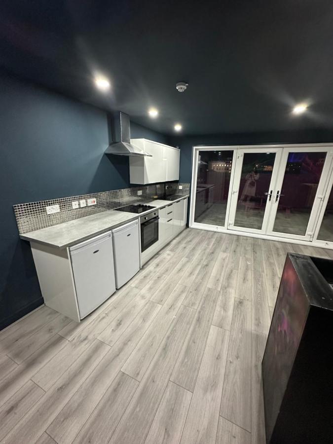 Penthouse Apartment, Sleeps 21 With Terrace Ливърпул Екстериор снимка